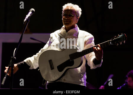 Turin, Italien. 30. April 2014. Caetano Veloso, ein sehr berühmter brasilianischer Sänger und Komponist, ein Faktor mit Gilberto Gil für die Explosion der Tropicalismo, Kultur- und Musik-Bewegung der 60er Jahre, tritt im Schloss Platz von Turin während des Jazzfestivals.  Bildnachweis: Andrea Kätzchen/Pacific Press/Alamy Live-Nachrichten Stockfoto