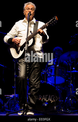 Turin, Italien. 30. April 2014. Caetano Veloso, ein sehr berühmter brasilianischer Sänger und Komponist, ein Faktor mit Gilberto Gil für die Explosion der Tropicalismo, Kultur- und Musik-Bewegung der 60er Jahre, tritt im Schloss Platz von Turin während des Jazzfestivals.  Bildnachweis: Andrea Kätzchen/Pacific Press/Alamy Live-Nachrichten Stockfoto