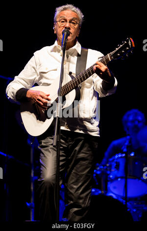 Turin, Italien. 30. April 2014. Caetano Veloso, ein sehr berühmter brasilianischer Sänger und Komponist, ein Faktor mit Gilberto Gil für die Explosion der Tropicalismo, Kultur- und Musik-Bewegung der 60er Jahre, tritt im Schloss Platz von Turin während des Jazzfestivals.  Bildnachweis: Andrea Kätzchen/Pacific Press/Alamy Live-Nachrichten Stockfoto