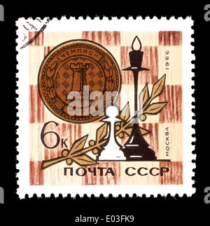 Briefmarke aus der Sowjetunion (UdSSR) für die Schach-Weltmeisterschaft Petrosian/Spasski im Jahr 1966. Stockfoto