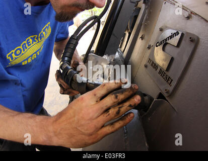 26. April 2014. El Reno "OK". Storm Chaser mit TIV-2 (Tornado abfangen Fahrzeug) Fahrer Jonathan Morrison als sie bekommt auf einem anderen Tornado-IMAX-Film mit der National Geographic in El Reno Oklahoma startbereit. Foto von gen Blevins/LA DailyNews/ZumaPress (Kredit-Bild: © gen Blevins/ZUMAPRESS.com) Stockfoto