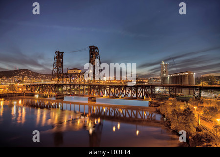 Stahlbrücke mit Broadway und Fremont Brücken über Willamette River bei der abendlichen blauen Stunde in Portland, Oregon Stockfoto