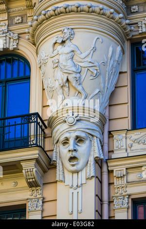 Detail der Fassade im Jugendstil-Gebäude, Alberta Iela 13, Riga, Lettland von Mikhail Eisenstein entworfen Stockfoto
