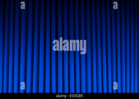 Blue Velvet Theatervorhang Dim Lite Hintergrund. Stockfoto