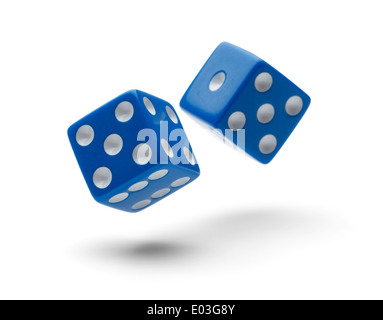Zwei Würfel Rollen durch die Luft, Isolated on White Background mit Schatten. Stockfoto