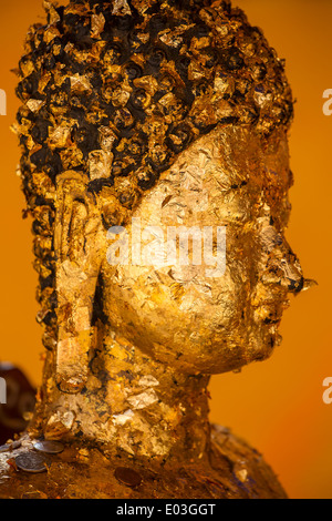 Buddha-Statue mit goldenen Papiere bedeckt Stockfoto