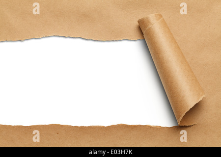 Braune Paket Papier aufgerollt mit weißem Hintergrund. Stockfoto