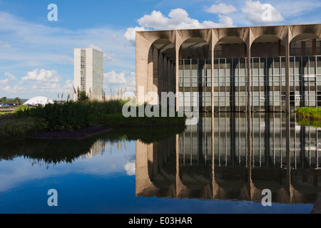 Die Itamaraty Palace (der Sitz des Ministeriums für externe Beziehungen von Brasilien) und National Congress, Brasilia, Brasilien Stockfoto