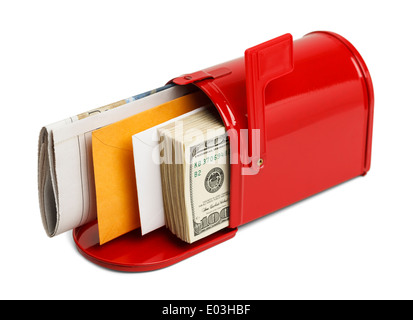 Roten Briefkasten mit Briefen und Geld isoliert auf weißem Hintergrund. Stockfoto