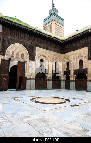 Hof und Minarett der Bou Inania Madrasa in alten Medina von Fes in Marokko Stockfoto