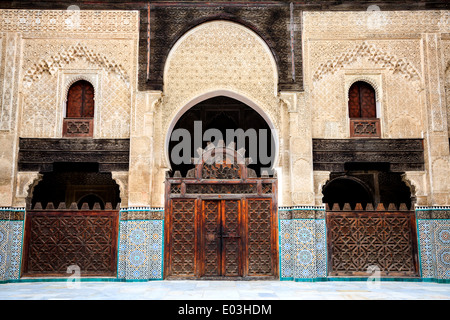 Zarte Dekoration im Innenhof der Bou Inania Madrasa in alten Medina von Fes in Marokko Stockfoto