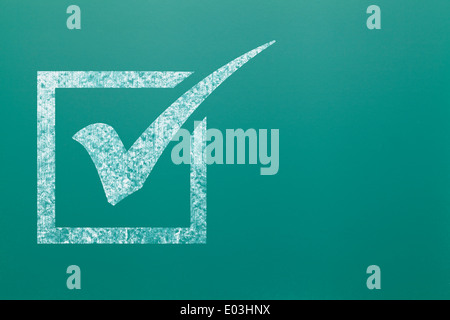 Weißen Häkchen im Kästchen auf grüne Tafel. Stockfoto