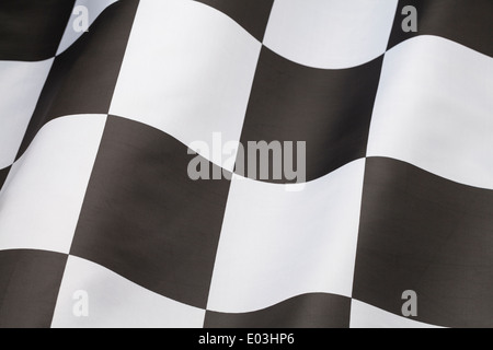 Single-Zielflagge mit Welle in es isoliert auf weißem Hintergrund. Stockfoto