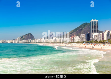 Sonnigen Tag am Strand der Copacabana in Rio De Janeiro, Brasilien Stockfoto