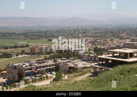 Beirut Libanon. 30. April 2014. Einen Überblick über die Bekaa-Ebene mit der syrischen Grenze im Hintergrund. Die Gewalt und Konflikt im benachbarten Syrien wirkt der libanesischen Tourismus als Tourist wegbleiben. Das Auswärtige Amt hat gegen alle, aber wesentliche Reisen beraten, wie die Syrien bürgerlichen Krieg schwappt über Stockfoto