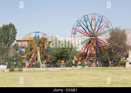 Beirut Libanon. 30. April 2014. Ein Riesenrad und Erlebnispark stehen leer, als die Gewalt und Konflikt im benachbarten Syrien Libanon Tourismus betroffen hat. Das Auswärtige Amt hat gegen alle, aber wesentliche Reisen beraten, wie die Syrien bürgerlichen Krieg schwappt über Stockfoto