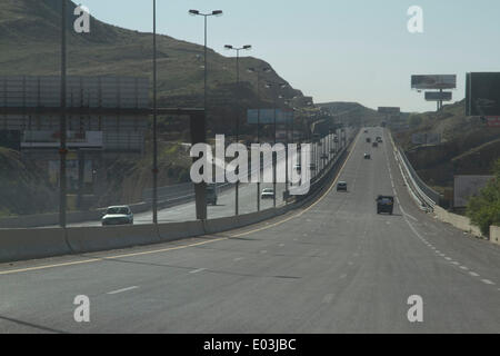 Beirut Libanon. 30. April 2014. Gewerblicher Verkehr auf der Beirut-Damaskus-Autobahn als die Gewalt und Konflikt im benachbarten Syrien hat Libanons Tourismus betroffen. Das Auswärtige Amt hat gegen alle, aber wesentliche Reisen beraten, wie die Syrien bürgerlichen Krieg schwappt über Stockfoto