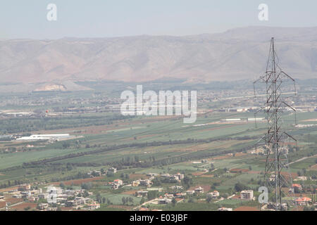 Beirut Libanon. 30. April 2014. Einen Überblick über die Bekaa-Ebene mit der syrischen Grenze im Hintergrund. Die Gewalt und Konflikt im benachbarten Syrien wirkt der libanesischen Tourismus als Tourist wegbleiben. Das Auswärtige Amt hat gegen alle, aber wesentliche Reisen beraten, wie die Syrien bürgerlichen Krieg schwappt über Stockfoto