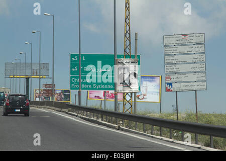 Beirut Libanon. 30. April 2014. Ein Schild geschrieben in Französisch und Arabisch Sprache weist die Entfernung bis zur syrischen Grenze. Die Gewalt und Konflikt im benachbarten Syrien wirkt der libanesischen Tourismus als Tourist wegbleiben. Das Auswärtige Amt hat gegen alle, aber wesentliche Reisen beraten, wie die Syrien bürgerlichen Krieg schwappt über Stockfoto