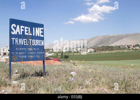 Beirut Libanon. 30. April 2014. Ein Tourismus-Schild an der Autobahn Beirut Damaskus als Gewalt und Konflikt im benachbarten Syrien wirkt libanesischen Tourismus als Touristen wegbleiben. Das Auswärtige Amt hat gegen alle, aber wesentliche Reisen beraten, wie die Syrien bürgerlichen Krieg schwappt über Stockfoto