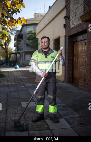 Buenos Aires. 28. April 2014. Bild aufgenommen am 28. April 2014 von Alejandro Ojeda, posiert auf der Straße, während er in Buenos Aires, Argentinien arbeitet. Alejandro war Kehrmaschine seit über 16 Jahren. Er dachte, seine Arbeit gesund war, weil es erlaubt, ihn aktiv zu bleiben und zu früh in die Arbeit. International Labor Day ist ein gesetzlicher Feiertag in Argentinien. Werke aus verschiedenen profes und Gewerbe kann einen Tag Pause vom anstrengenden Arbeitstag dauern. © Martin Zabala/Xinhua/Alamy Live-Nachrichten Stockfoto