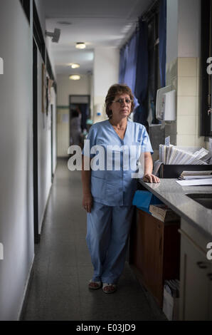 Buenos Aires, Argentinien. 30. April 2014. Rosa Isabel Rolon, 56 Jahre alt, posiert in einem Korridor von der Fernandez-Krankenhaus, wo sie in Buenos Aires, Argentinien, 30. April 2014 arbeitet. Rosa ist seit 39 Jahren als Krankenschwester. International Labor Day ist ein gesetzlicher Feiertag in Argentinien. Werke aus verschiedenen profes und Gewerbe kann einen Tag Pause vom anstrengenden Arbeitstag dauern. © Martin Zabala/Xinhua/Alamy Live-Nachrichten Stockfoto