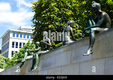 Skulpturen von Kindern an den Ufern der Spree in Berlin Stockfoto