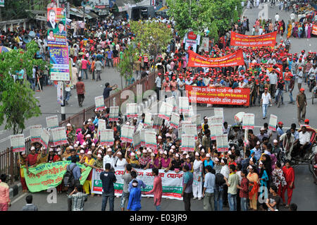 Dhaka, Bangladesch. 1. Mai 2014. Bangladesh Textilarbeiterinnen marschieren während einer Prozession anlässlich der International Labor Day in Dhaka, Bangladesch, 1. Mai 2014. Der Tag der Arbeit wird in dem Land wie auch anderswo auf der ganzen Welt mit dem Versprechen, die Rechte der Arbeitnehmer schützen beobachtet. Bildnachweis: Shariful Islam/Xinhua/Alamy Live-Nachrichten Stockfoto