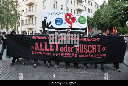 Berlin, Deutschland. 30. April 2014. Demonstranten nehmen Teil an einer Anti-Kapitalismus-Demonstration auf Walpurgisnacht, der Vorabend des 1. Mai, mit einem Banner "Alles oder nichts" in Berlin, Deutschland, 30. April 2014 zu lesen. Foto: Bernd von Jutrczenka/Dpa/Alamy Live News Stockfoto