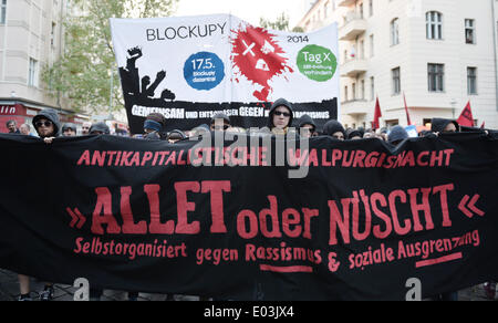 Berlin, Deutschland. 30. April 2014. Demonstranten nehmen Teil an einer Anti-Kapitalismus-Demonstration auf Walpurgisnacht, der Vorabend des 1. Mai, mit einem Banner "Alles oder nichts" in Berlin, Deutschland, 30. April 2014 zu lesen. Foto: Bernd von Jutrczenka/Dpa/Alamy Live News Stockfoto
