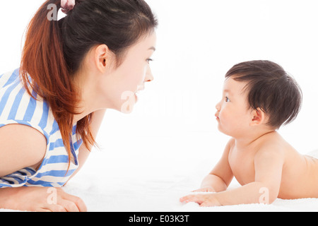 Glückliche Mutter mit Baby sprechen Stockfoto