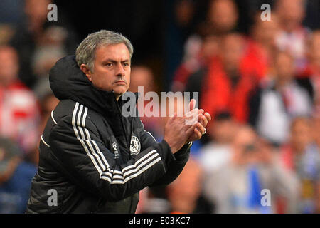 London, UK. 30. April 2014. Chelseas Manager Jose Mourinho während das Halbfinale der UEFA Champions League-Match zwischen Chelsea aus England und Atletico Madrid aus Spanien gespielt an der Stamford Bridge am 30. April 2014 in London, England. Bildnachweis: Mitchell Gunn/ESPA/Alamy Live-Nachrichten Stockfoto