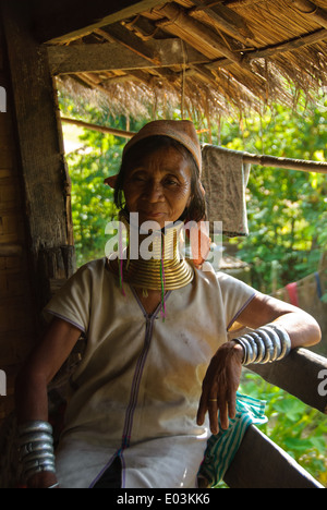 Eine Padaung-Frau mit ihrem Hals Spulen aus Messing und Silber Armreifen Stockfoto