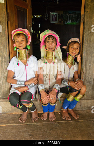 Padaung Frauen sitzen vor ihrem Haus. Stockfoto