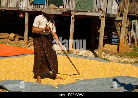 Ein Dorfbewohner in Loikaw tun ihre Arbeit vor ihrem Haus Stockfoto