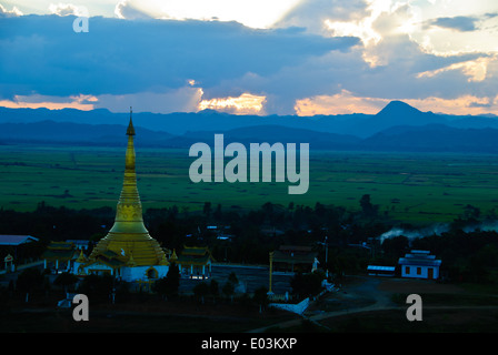 Blick auf den Sonnenuntergang von Myakluk Zedi, Loi-Kaw, Kayah-Staat Stockfoto