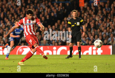 London, UK. 30. April 2014. Athletico Madrid vorwärts Diego Costa Noten gespielt ein Tor aus einem Elfmeter im Halbfinale der UEFA Champions League Spiel zwischen Chelsea aus England und Atletico Madrid aus Spanien an der Stamford Bridge am 30. April 2014 in London, England. Bildnachweis: Mitchell Gunn/ESPA/Alamy Live-Nachrichten Stockfoto