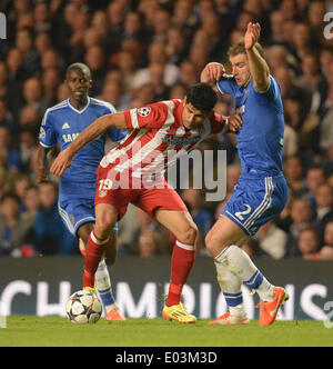 London, UK. 30. April 2014. Athletico Madrids vorderen Diego Costa hält eine Herausforderung von Chelsea Verteidiger Branislav Ivanovic im Halbfinale UEFA Champions League match zwischen Chelsea aus England und Atletico Madrid aus Spanien gespielt an der Stamford Bridge am 30. April 2014 in London, England. Bildnachweis: Mitchell Gunn/ESPA/Alamy Live-Nachrichten Stockfoto