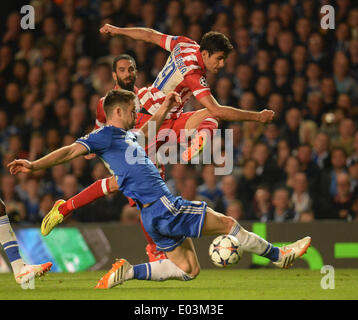 London, UK. 30. April 2014. Athletico Madrids vorwärts Diego Costa führt einen Torwurf im Ziel als Chelsea Verteidiger spielte Gary Cahill Blöcke, die die Aufnahme in die UEFA Champions League-Halbfinale zwischen Chelsea aus England und Atletico Madrid aus Spanien entsprechen an der Stamford Bridge am 30. April 2014 in London, England. Bildnachweis: Mitchell Gunn/ESPA/Alamy Live-Nachrichten Stockfoto