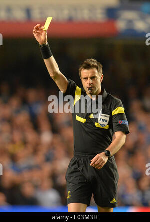 London, UK. 30. April 2014. Schiedsrichter zeigt eine gelbe Karte, während das Halbfinale der UEFA Champions League-Match zwischen Chelsea aus England und Atletico Madrid aus Spanien gespielt an der Stamford Bridge am 30. April 2014 in London, England. Bildnachweis: Mitchell Gunn/ESPA/Alamy Live-Nachrichten Stockfoto