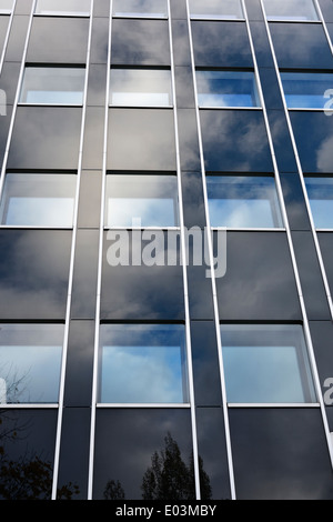 Fassade eines modernen Bürogebäudes Stockfoto