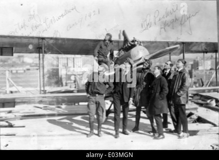 Clark, Hester, Mark Campbell, Wally Timm u.a. mit Flugzeug auf Los Angeles Gebäude, 21 Dez 20 Stockfoto