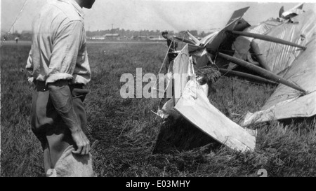 Dieses Foto zeigt die Folgen eines Absturzes mit einem Curtiss JN, einem Doppeldecker, der hauptsächlich für das Training während des Ersten Weltkriegs verwendet wurde. Die JN-Serie, oft auch als „Jenny“ bezeichnet, war ein Schlüsselflugzeug in der frühen US-Militärflugzeugindustrie. Stockfoto