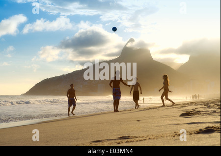 RIO DE JANEIRO, Brasilien - 28. März 2014: Carioca Brasilianer versammeln sich am Strand von Ipanema Strand Keepie Uppie Altinho zu spielen. Stockfoto