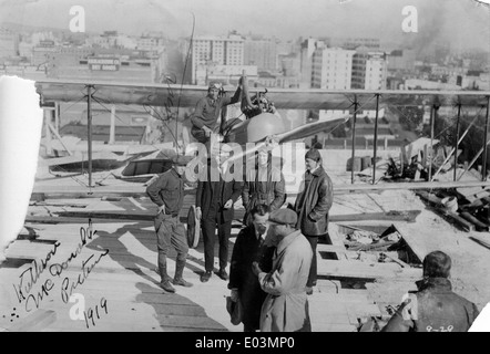 Clark, Hester, Mark Campbell, Wally Timm u.a. mit Flugzeug auf Los Angeles Gebäude, 21 Dez 20 Stockfoto