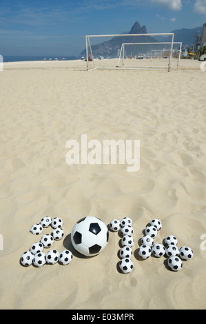 Fußball 2014 gemacht mit Fußball Fußbälle auf Sand Strand von Ipanema in Rio De Janeiro Brasilien Stockfoto