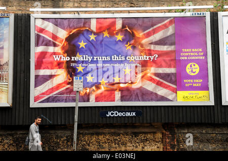 Nottingham,UK.1st kann 2014.UKIP Wahlplakat verunstaltet mit rassistischen Slogan vor Wahlen zum Europäischen Parlament am 22. Mai. Wollaton Street im Stadtzentrum. Bildnachweis: Ian Francis/Alamy Live-Nachrichten Stockfoto