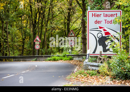 Straßenschild warnt motor Biker eine gefährliche, kurvenreiche Landstraße, wo viele tödliche Unfälle passiert haben. Stockfoto