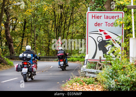 Straßenschild warnt motor Biker eine gefährliche, kurvenreiche Landstraße, wo viele tödliche Unfälle passiert haben. Stockfoto