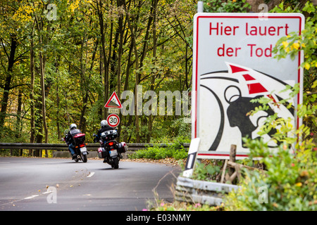 Straßenschild warnt motor Biker eine gefährliche, kurvenreiche Landstraße, wo viele tödliche Unfälle passiert haben. Stockfoto